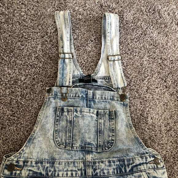 Super cute denim overall shorts - Picture 4 of 8